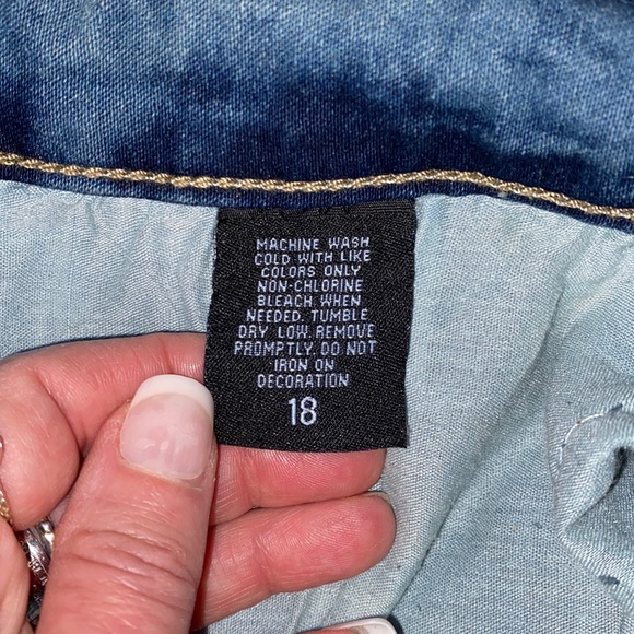 Women’s DAZL  Distressed Jeans - Picture 8 of 11